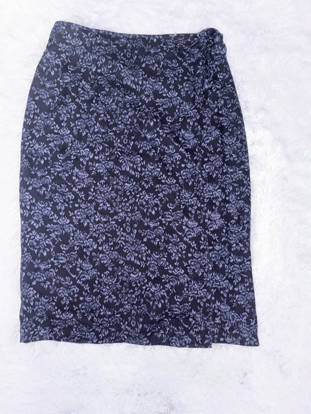 Talbots Women’s 8P Blue Silk Wrap Skirt. Beautiful